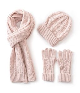 دستکش، شال گردن و کلاه 257x300 - نحوه ی نگهداری از لباس های زمستانی در فصول گرم