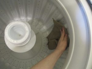 Wet washing machine 300x225 - چرا لباس ها بعد از شستشو بو می دهند ؟