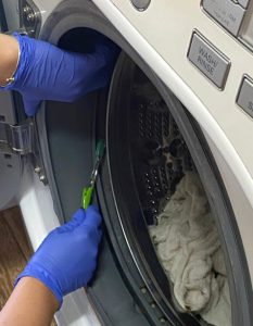cleaning the washing machine components 233x300 - چرا لباس ها بعد از شستشو بو می دهند ؟