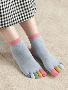 rainbow 5 fingers toe ankle socks 225x300 - انواع جوراب زنانه