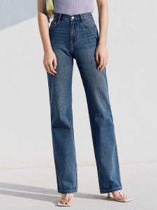 0 Straight Jeans in minimal style 225x300 - استایل مینیمال چیست؟