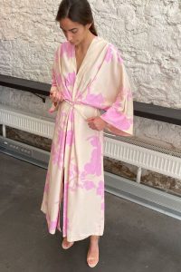 23 Kimono Dress 200x300 - انواع لباس زنانه بلند
