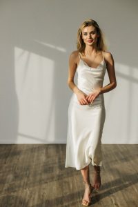 25 Slip Dress 200x300 - انواع لباس زنانه بلند